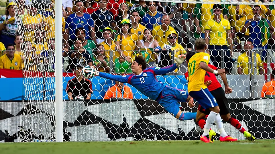 Afición brasileña reconoce a Memo Ochoa como el "mejor portero de México"
