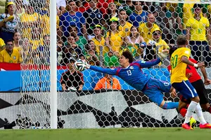 Afición brasileña reconoce a Memo Ochoa como el "mejor portero de México"