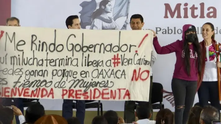 Saxofonista María Elena Ríos irrumpe evento de Sheinbaum: “Las mujeres no tenemos justicia en Oaxaca”