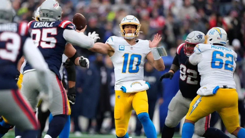 Chargers amarra boleto a playoffs en histórica tarde para Justin Herbert | AP
