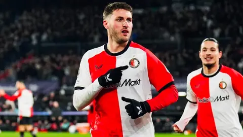 ¡Borrado! Pese a su doblete en Champions, Santi Giménez queda fuera del once ideal de la UEFA