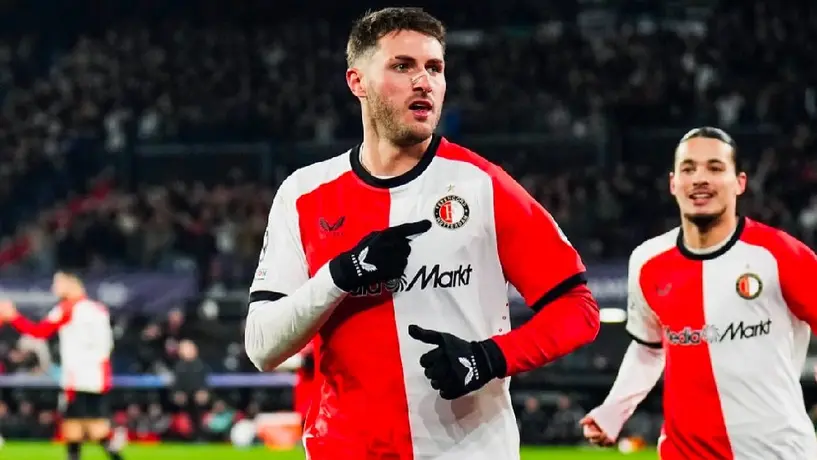 ¡Borrado! Pese a su doblete en Champions, Santi Giménez queda fuera del once ideal de la UEFA