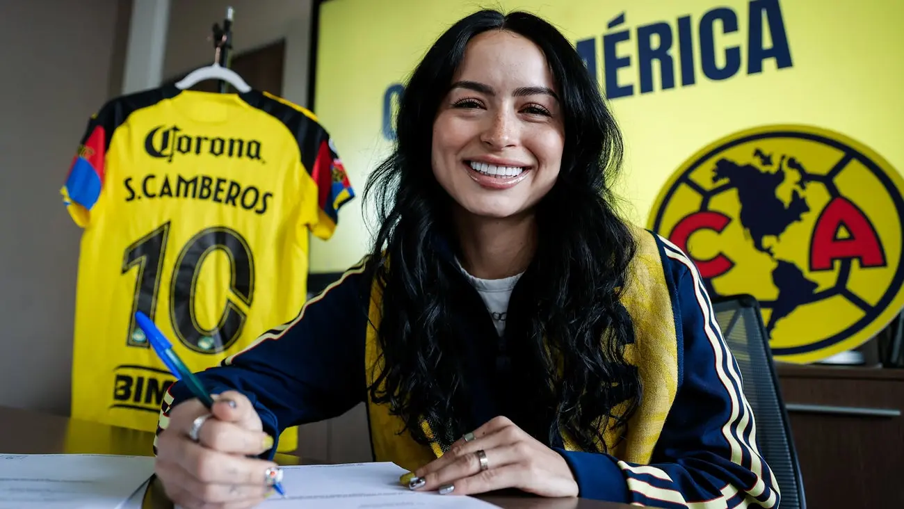 Scarlett Camberos firmando contrato con América Femenil | X: @AmericaFemenil