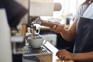 ¿SAT va por dueños de cafeterías, tienditas y salones de belleza? Esto sabemos