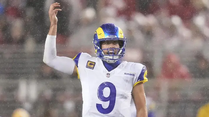 Matthew Stafford, QB de los Rams y MVP, entrena al equipo de flag football de su hija