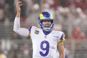 Matthew Stafford, QB de los Rams y MVP, entrena al equipo de flag football de su hija