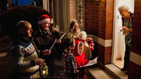 ¿Cuál es el origen de los villancicos de Navidad?