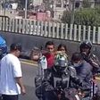 Motociclista salva a bebé con oxígeno atrapada en un bloqueo en la México-Pachuca