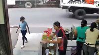 VIDEO: Mujer avienta cazo con aceite hirviendo a trabajadora de restaurante