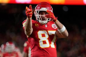 Oficial: Travis Kelce vuelve con Kansas City Chiefs para su temporada número 14 en la NFL