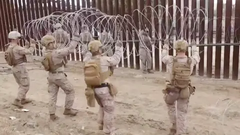 Soldados de Estados Unidos ‘tapizan’ la frontera con México de alambres de púas