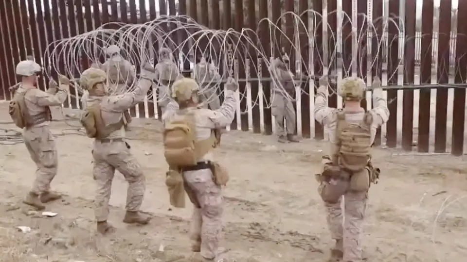 Soldados de Estados Unidos ‘tapizan’ la frontera con México de alambres de púas