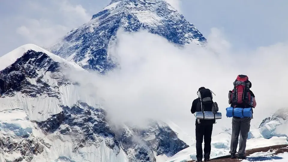 ¿Cuánto cuesta escalar el monte Everest con el nuevo aumento de su tarifa?