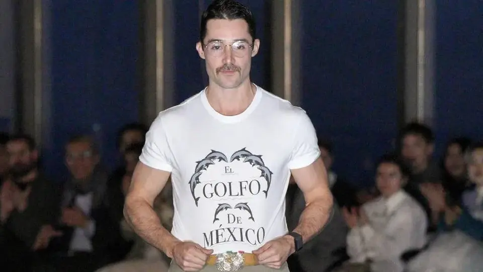 Camiseta "El Golfo de México" del diseñador Patricio Campillo en el New York Fashion Week
