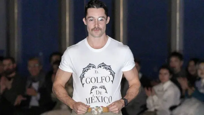 Camiseta "El Golfo de México" del diseñador Patricio Campillo en el New York Fashion Week