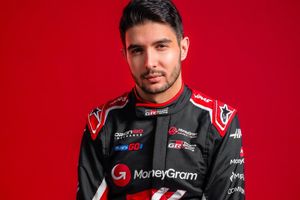 Esteban Ocon condujo con el pontón dañado en su presentación con Haas