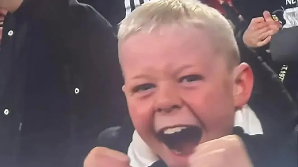 Escuela castiga a niño por faltar a clases y hacerse viral en partido de Copa Inglesa