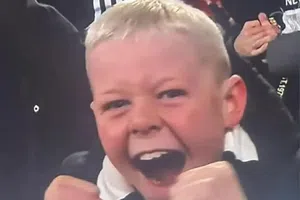 Escuela castiga a niño por faltar a clases y hacerse viral en partido de Copa Inglesa