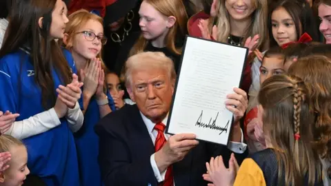 Donald Trump firma orden para prohibir a los atletas transgénero participar en deportes femeninos