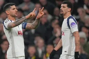 Tottenham aprovecha expulsión y vence al Dortmund en casa
