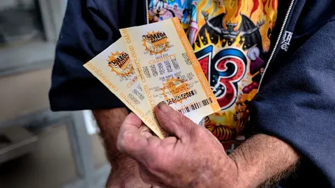 ¡Y no es broma! Ganador de lotería se lleva mil 220 millones de dólares