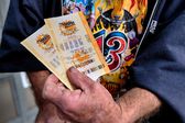 ¡Y no es broma! Ganador de lotería se lleva mil 220 millones de dólares