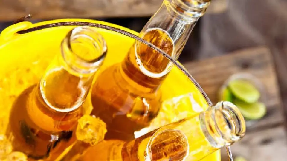 Hasta 12 años de prisión y más de un millón de pesos de multa para quien venda alcohol a menores