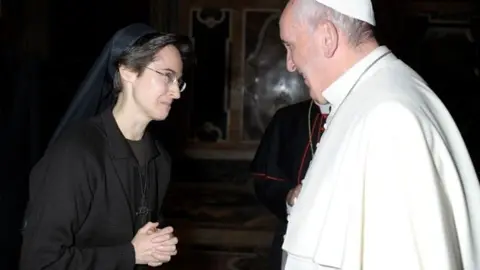 Papa Francisco nombra a una mujer, la monja Raffaella Petrini como gobernadora del Vaticano