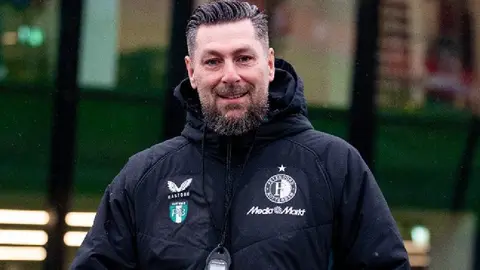 Feyenoord presenta a su nuevo DT previo al duelo ante Milan de Santiago Giménez
