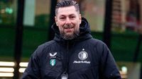 Feyenoord presenta a su nuevo DT previo al duelo ante Milan de Santiago Giménez