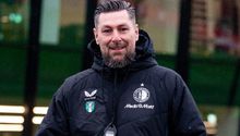 Feyenoord presenta a su nuevo DT previo al duelo ante Milan de Santiago Giménez