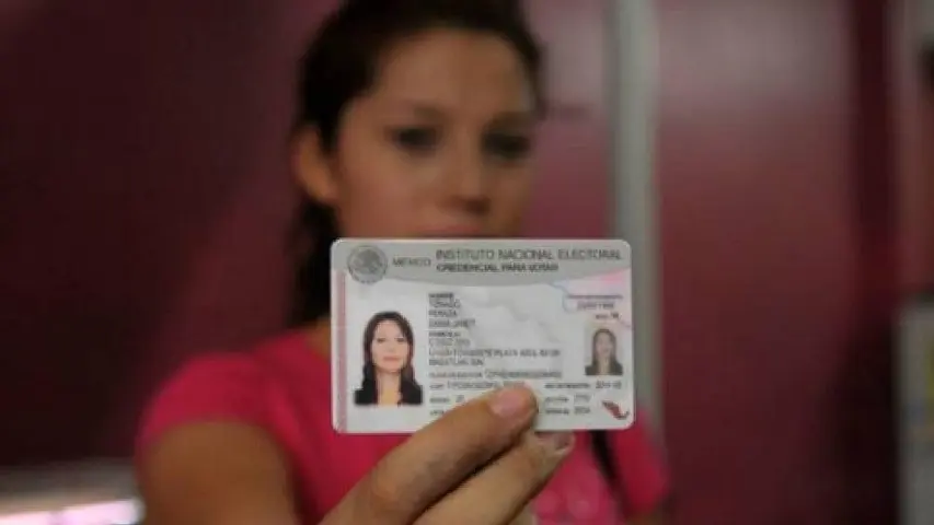 El nuevo modelo de credencial para votar comenzará a emitirse con cambios tecnológicos y de identidad a partir de 2026. / INE