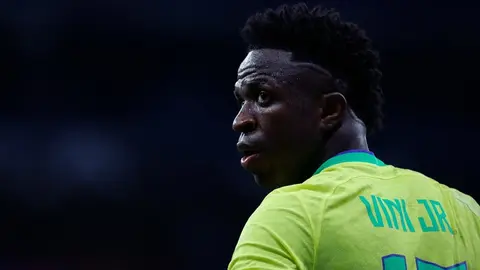 Vinicius se vuelve viral en redes tras nuevo look con rastras y el cabello teñido