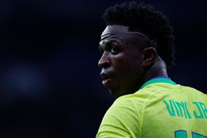 Vinicius se vuelve viral en redes tras nuevo look con rastras y el cabello teñido