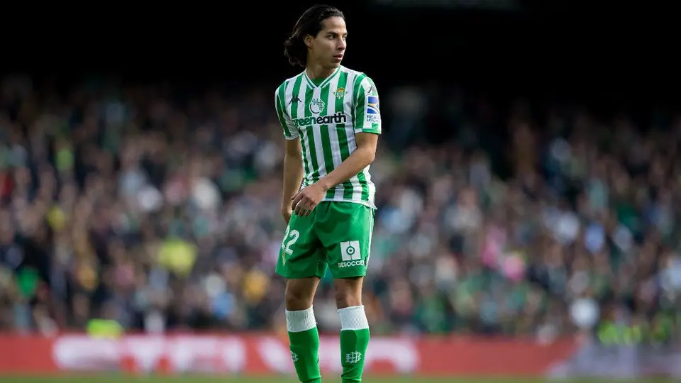 Diego Lainez marca gol en entrenamiento con el Betis