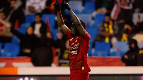 ¡Otra vez Quiñones! El atacante anota doblete en victoria contra Al Ittihad de Karim Benzema