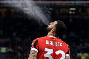 ¡A lo WWE! Kyle Walker imita en San Siro mítica entrada de Triple H