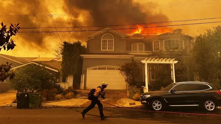 ¿Por qué se intensificaron los incendios en California en pleno invierno? Esto sabemos