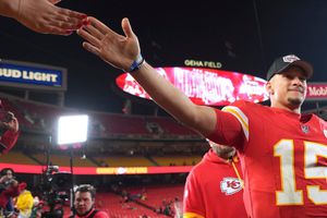 ¡Feliz navidad! Patrick Mahomes da lujosos regalos a su línea ofensiva