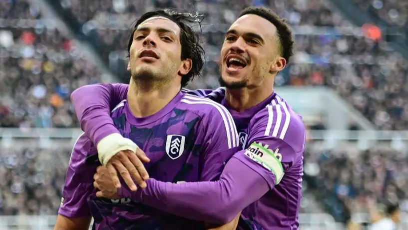 Raúl Jiménez marca gol en remontada de Fulham ante Newcastle y llega a 56 anotaciones en la Premier League