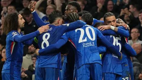 Chelsea sufre pero derrota a Pafos para meterse en la pelea por la clasificación directa