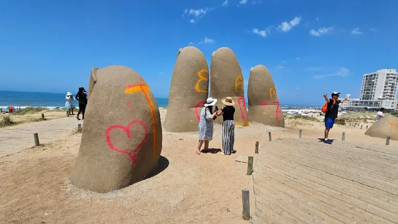 Vandalizan uno de los monumentos más famosos de Uruguay con mensaje a Cristiano Ronaldo