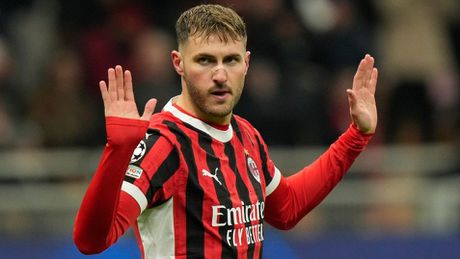 ¡No vuelve! Milan deja fuera a Santiago Giménez de la convocatoria ante Lazio