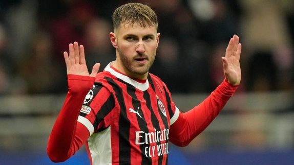 ¡No vuelve! Milan deja fuera a Santiago Giménez de la convocatoria ante Lazio