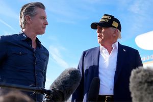 Donald Trump llega a Los Ángeles para supervisar los daños de los incendios forestales