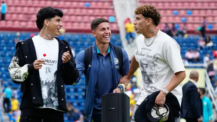 Kevin Álvarez e Igor Lichnovsky se hacen virales por probar exótica bebida con chapulín