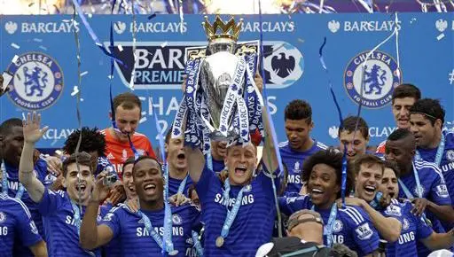 John Terry levanta el trofeo de Campeón de la Premier League | AP