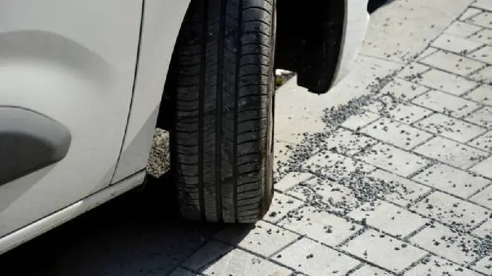 Tránsito CDMX: Esto debes pagar de multa si estacionas tu auto en la banqueta