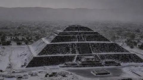 Teotihuacan amanece blanco intensa granizada sorprende a visitantes y habitantes
