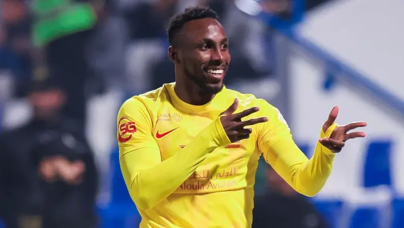 ¡Imparable! Julián Quiñones marca doblete en derrota del Al-Qadisiya